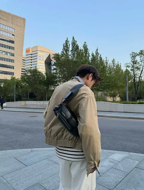발렌시아가 발렌시아가 2026 슈퍼비지 스몰 메신저백 명품 - 명품하우스