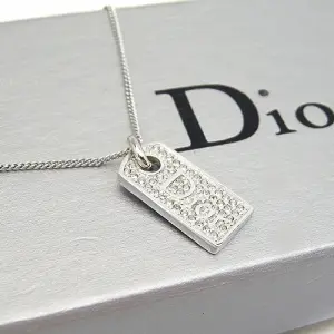디올 26052 Christian Dior 디올 사각 팬던트로고 목걸이 명품 - 명품하우스
