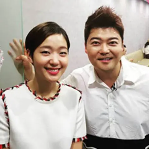 톰 브라운 톰브라운 컬러수술 화이트 티셔츠(김고은, 윤아 착용 상품) 명품 - 명품하우스