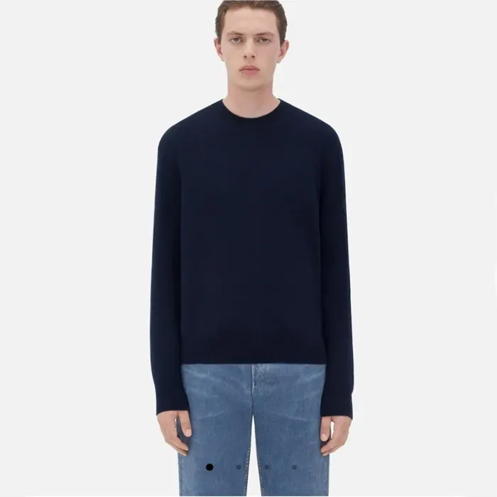 보테가 베네타 Crew neck jumper in cashmere with signature Intrecciatio leather patches 77 명품 | 명품하우스